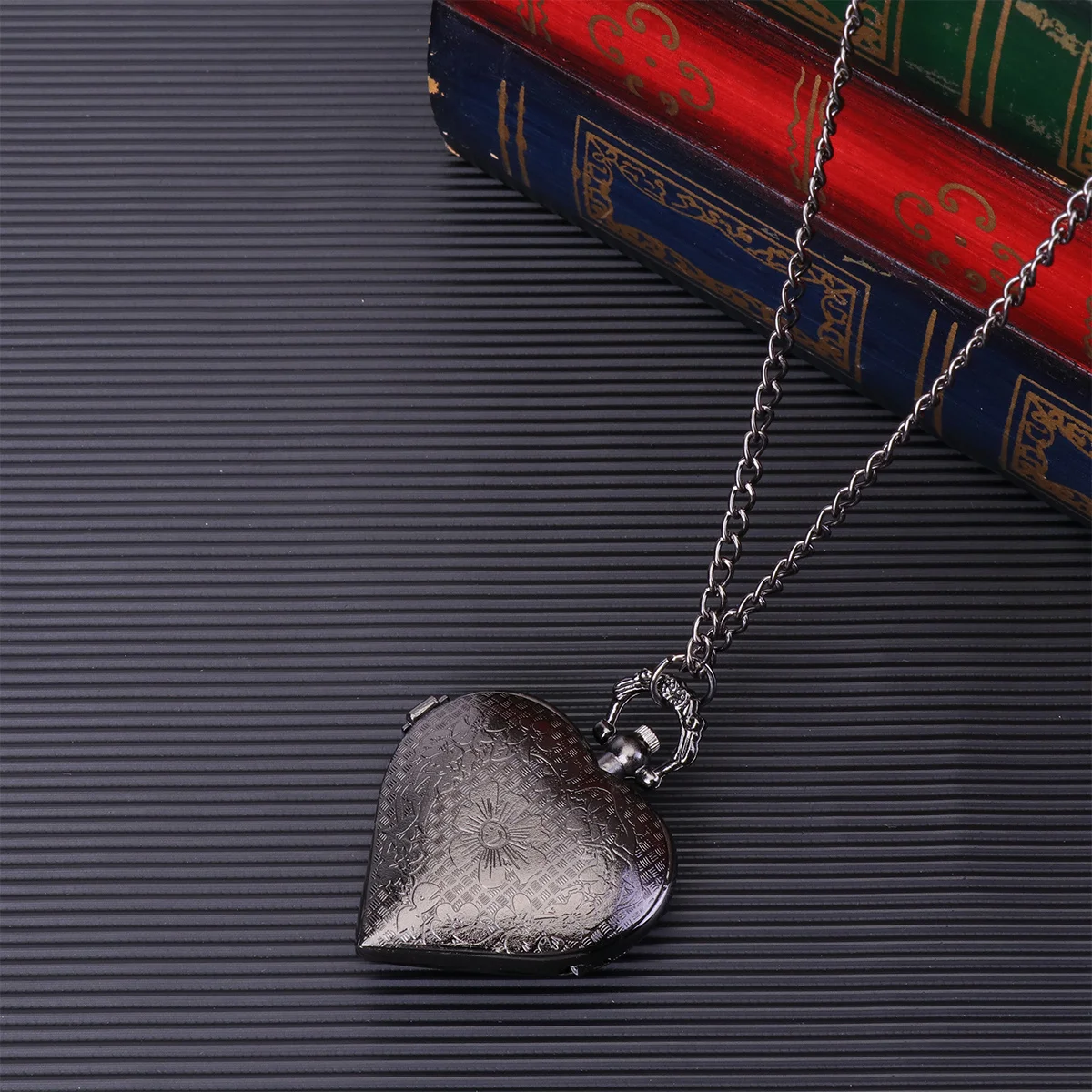 1 قطعة ريترو ستايل خمر ساعة الجيب الأسود الجوف خارج القلب نحت الكوارتز رائعة الرجال النساء ساعة أنيقة هدية #3