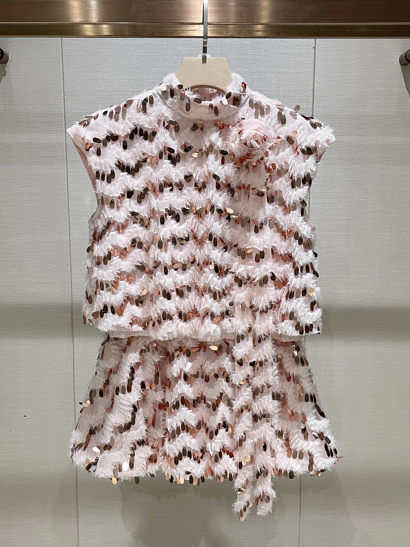 

Розовый комплект: топ-жилет и меховая юбка. Модный женский костюм из двух предметов в стиле Sweet Fraance. Осенняя коллекция. Повседневный, на пуговицах.