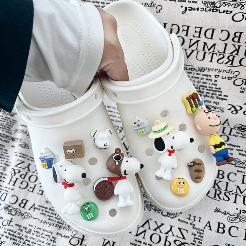 MINISO Serie Snoopy Set di ciondoli per scarpe per zoccoli Decorazione sandalo Accessori fai da te Simpatico cartone animato Stile divertente Regali di Natale per le vacanze