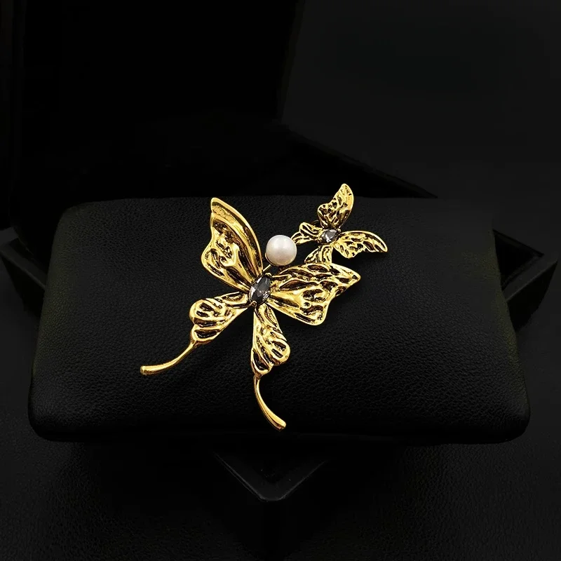 

Swirling Butterfly Brooch Exquisite Retro Golden Insect Lapel Pins High-end Pearl Zirconium Jewelry Clothing Accessories 2057