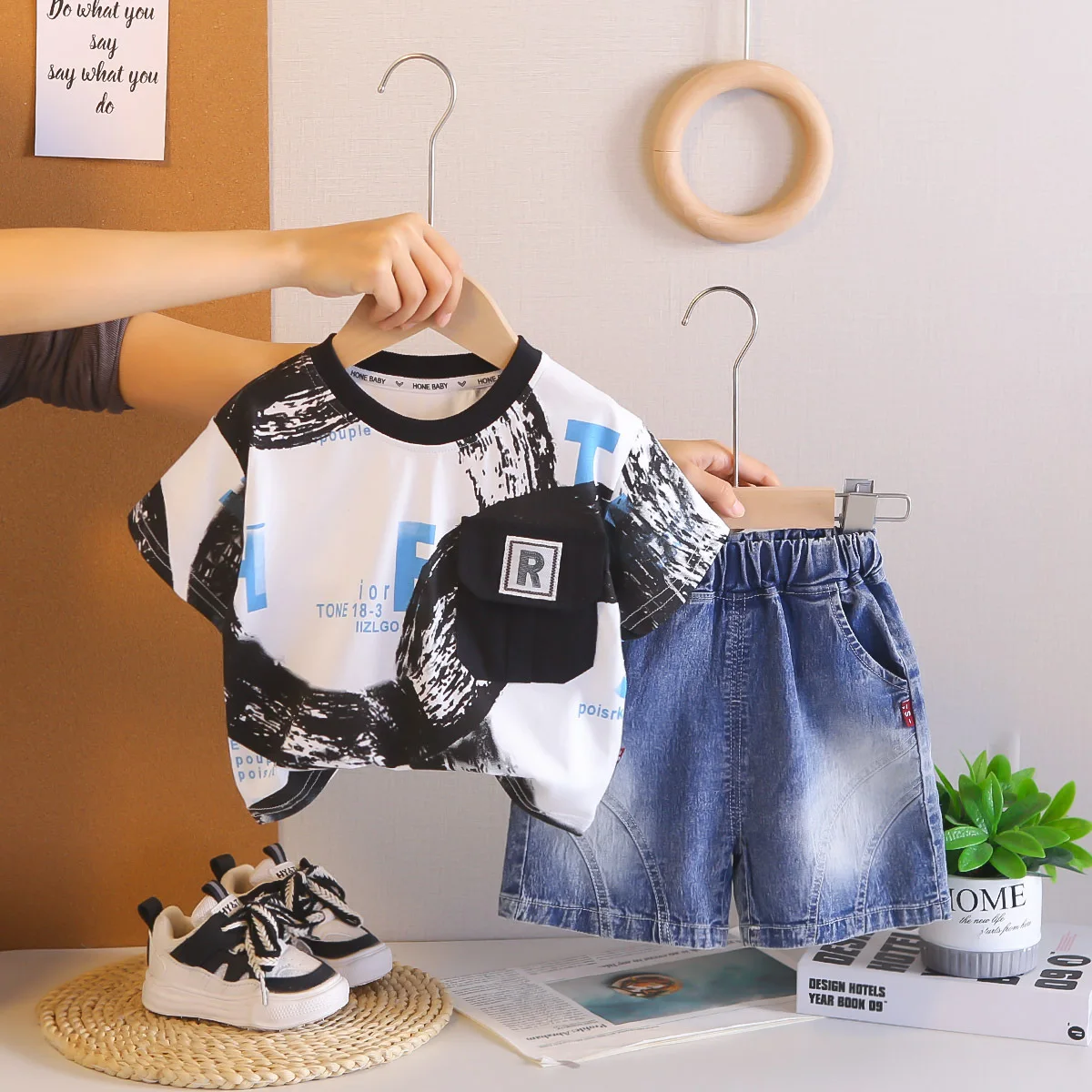 

Летний комплект для мальчиков: Новинка 2026 года – футболка с коротким рукавом и карманом с надписью, шорты. Детская одежда из двух предметов.