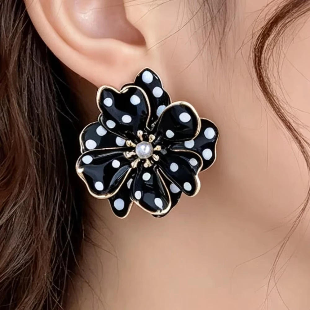 Retro Chic Flower Shaped Dangle Earrings Black White Faux Pearl Polka Dot Gold Accent for Women Girls Travel Outfit Accessory