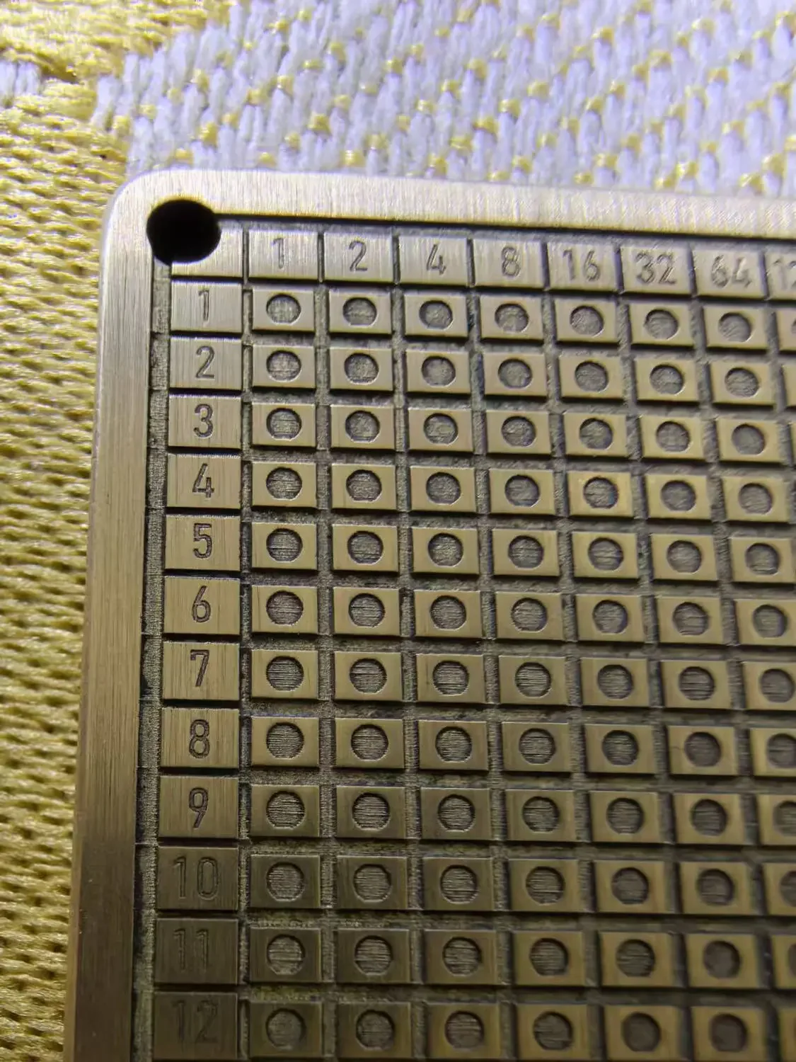 بي براس ذاكرة مكونة من 12 رقمًا و24 رقمًا