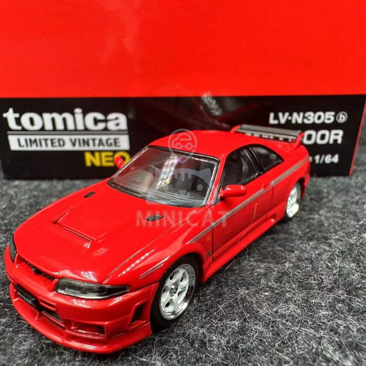 2411 TOMYTEC 1/64 TLV LV-N305b nissan GT-R NISMO 400R red alloy trolley model collection decoration