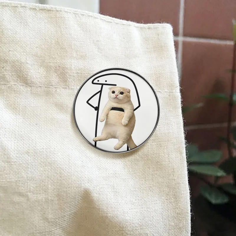 Broche personnalisable mignonne de petit personnage tenant un chat, impression UV, motif chaton de dessin animé, pour sac à dos, revers, badge, bijou, cadeau
