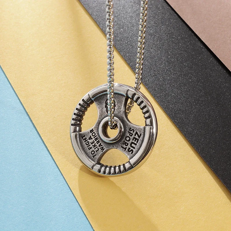 Collar de titanio con colgante de volante con mancuernas de fitness personalizado para hombre como regalo para entusiastas del fitness