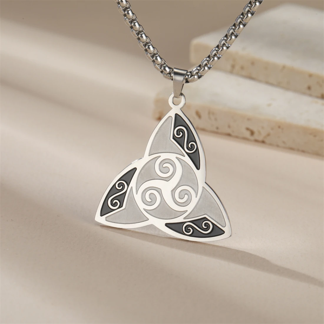 EUEAVAN トリプルスパイラル三つ巴ネックレスステンレス鋼ヴィンテージ魔術ケルトノットシンボルペンダントアイルランドのお守りジュエリーギフト