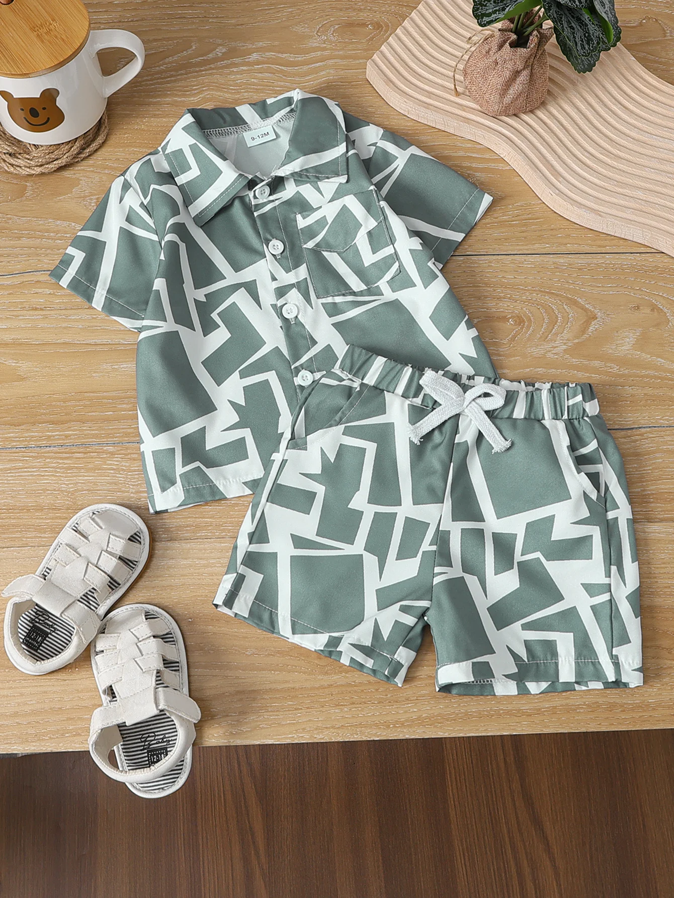 

Детский серо-зеленый комплект с геометрическим принтом (рубашка + шорты), минималистичный свежий повседневный комплект