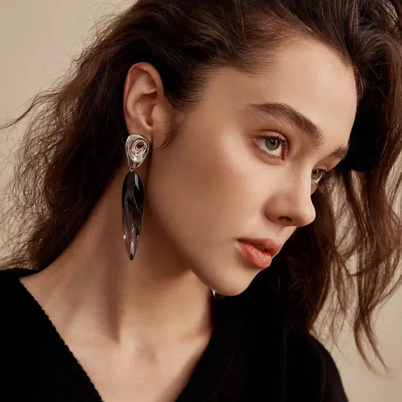 European and American temperament spiral hollow earrings light luxury high sense gradual change earrings female niche design