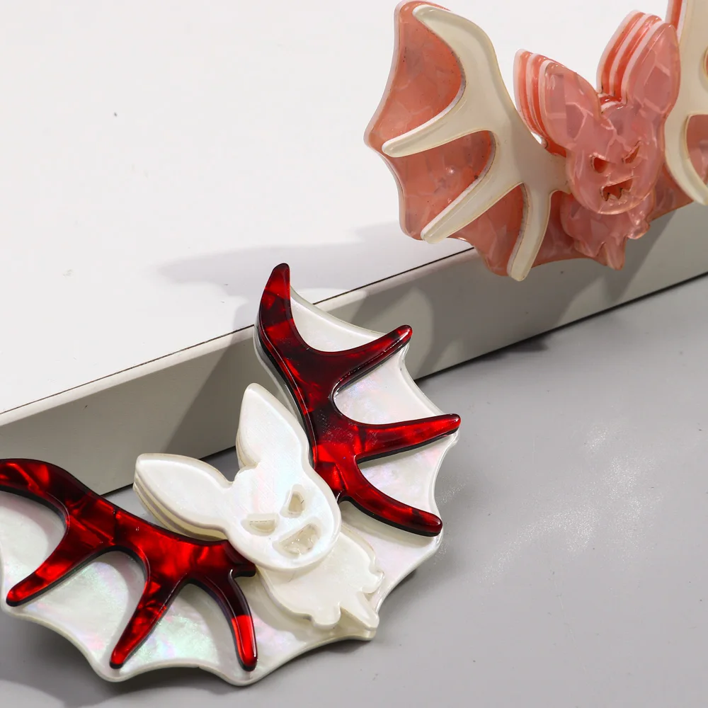 FishSheep Trendy Acrylic Vampire Bat Halloween Brooches for Women Handmade Vivid Animal Brooch Safety Pins Holiday Jewelry