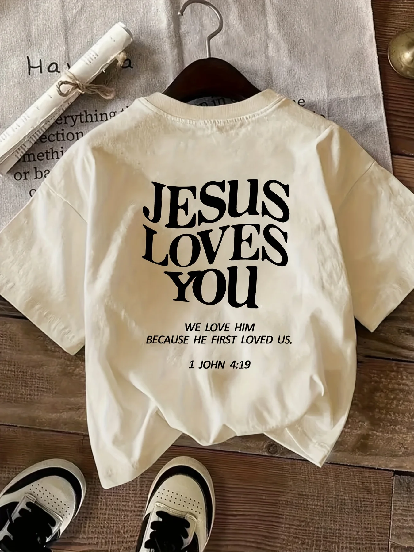 Camiseta Feminina Casual de Manga Curta com Gola Redonda e Estampa de Desenho Animado de Letras da Moda 2026 - Jesus Te Ama