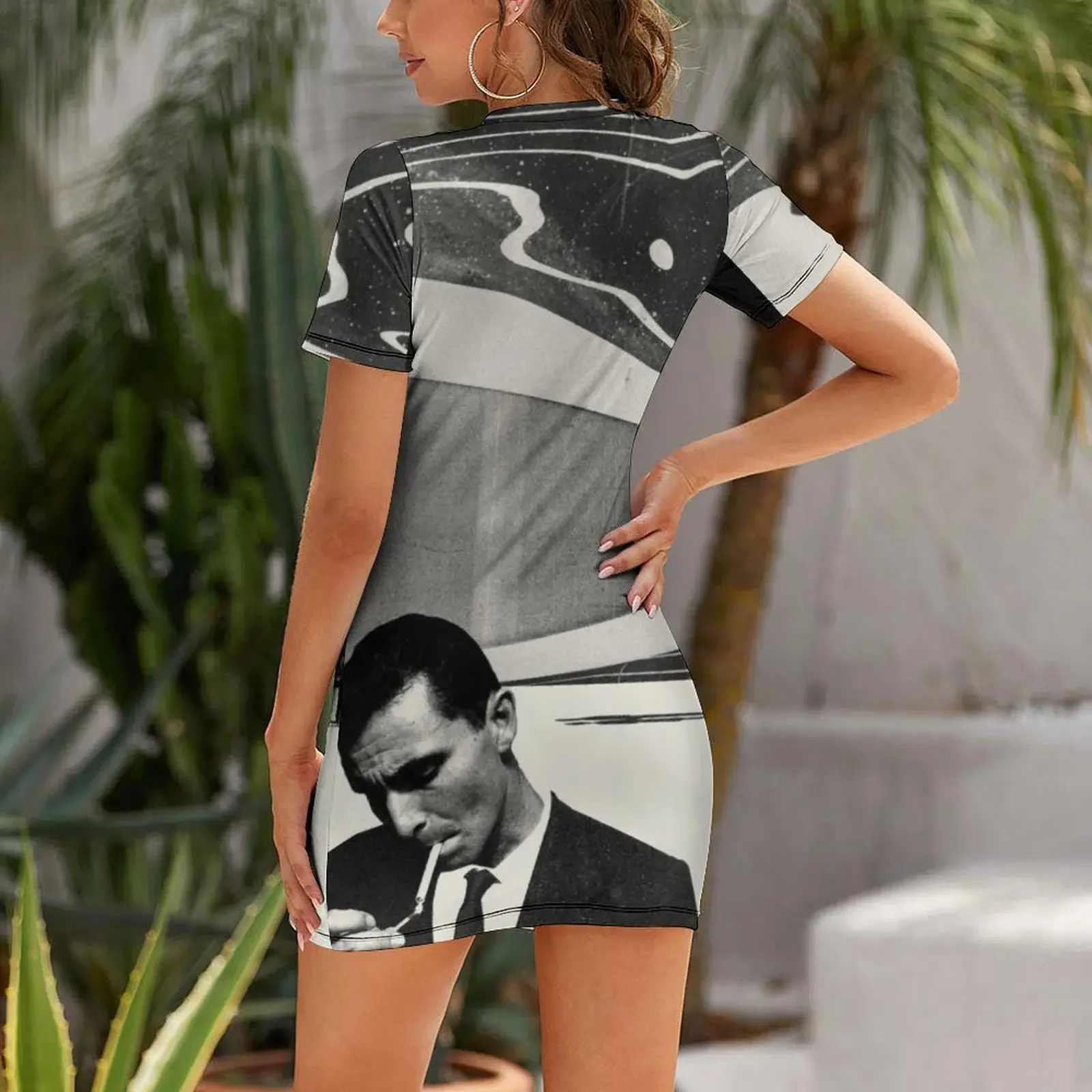 ภาพตัดต่อ ผู้ชายกำลังสูบบุหรี่ เดรสแขนสั้นสำหรับงานพรอม งานเลี้ยงหรูหราสำหรับผู้หญิง ปี 2025 เดรสฤดูร้อนสำหรับผู้หญิง