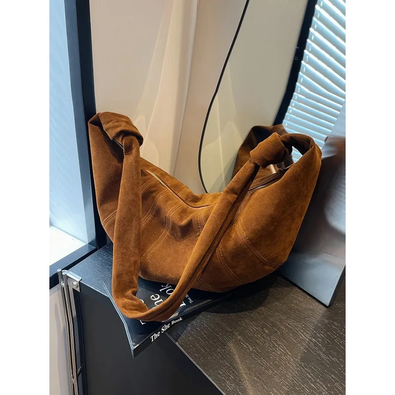 

Fashionable Retro Suede Large Capaci Crossbody Bag Women's 2025 New Autumn Winter Versatile Cow Horn Bag Leisure Sle