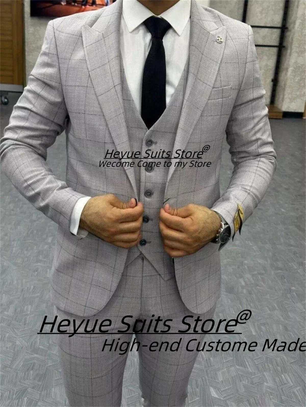 

Gray Plaid Men Suits Customized Male Business Blazers Slim Fit Peak Lapel Groom Tuxedos 3 Pcs Sets High-end Party Costume Homme