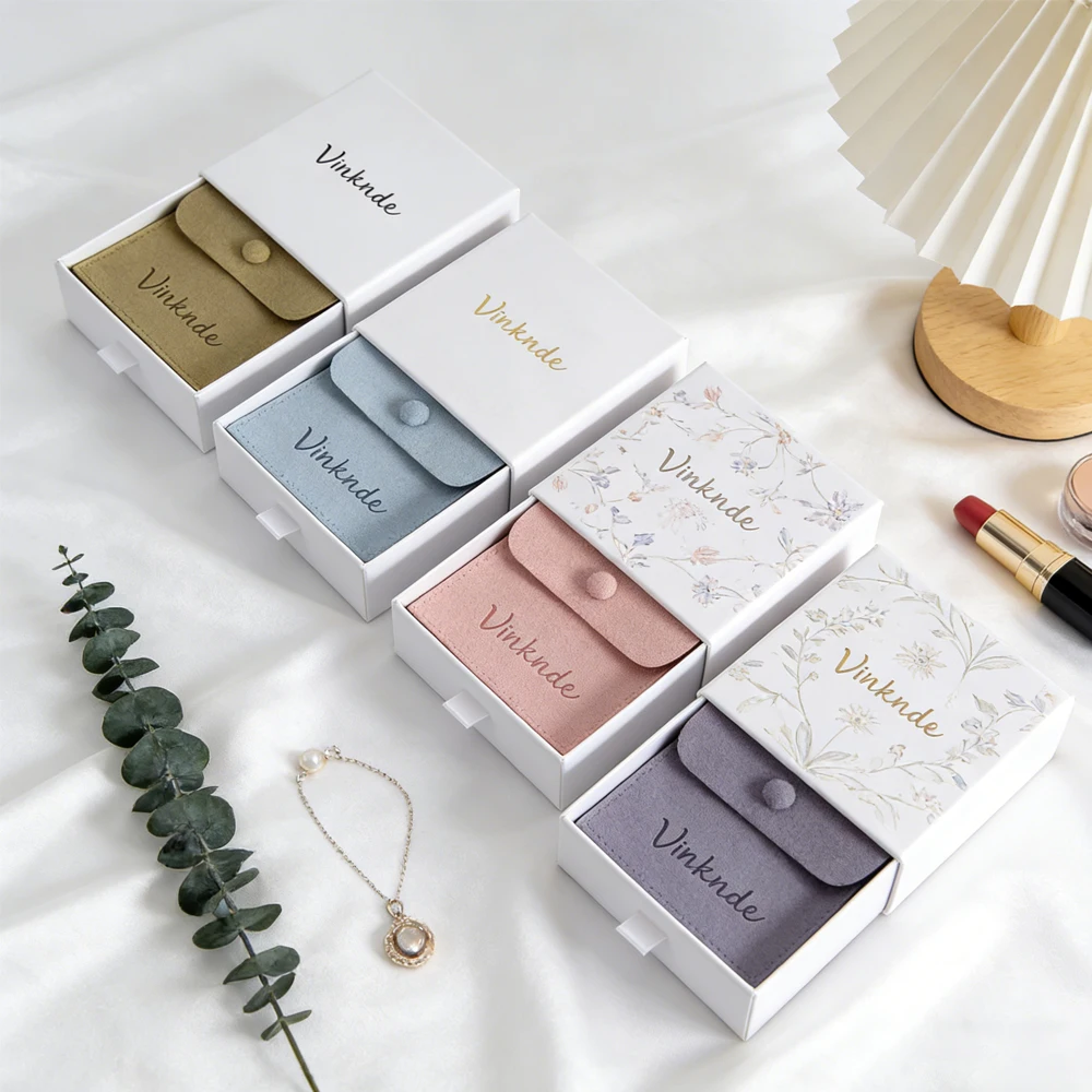 

Элитные подарочные коробки для украшений с индивидуальным логотипом, 9x9x3.2см, белые, из бумаги, для колец, серег, ожерелий, с бархатным мешочком на застежке