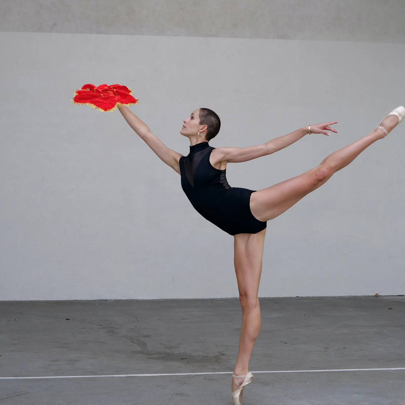 2Pcs 회전식 손수건 댄스 소품은 무대 공연을 위한 내부 링이 있는 고품질 천으로 만들어졌습니다. Yangko Dance Red