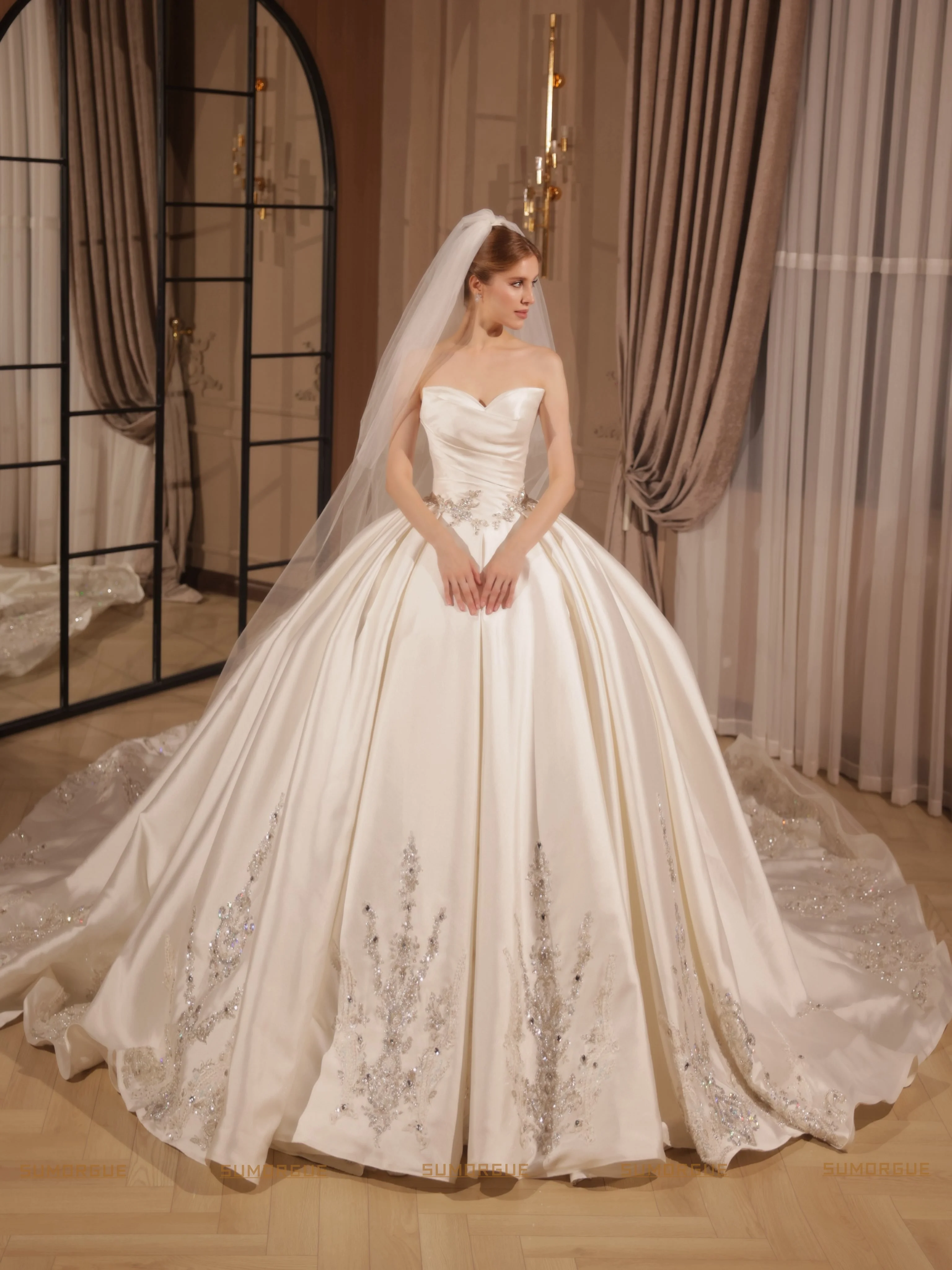 LuxurySatin Ball Gown Wedding Dress Strapless Crystal Beaded Bridal Gown Long Train high-end Customized Vestidos De Noiva