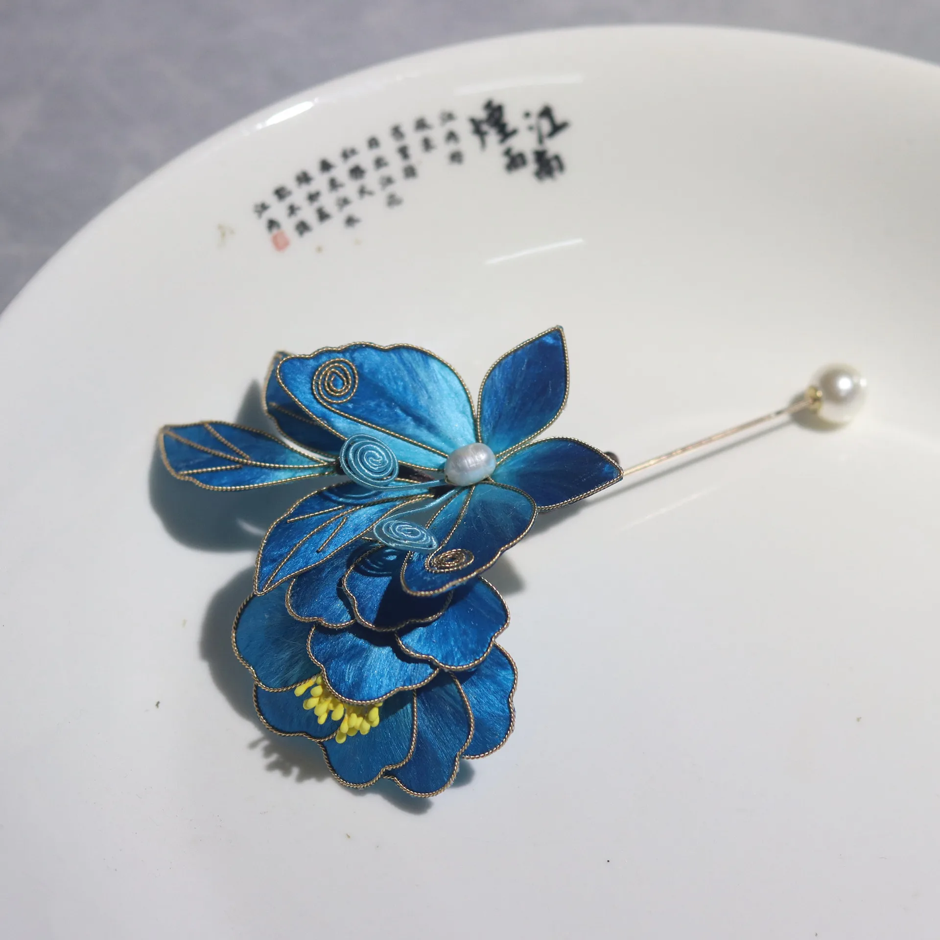

Pure Handcrafted Intangible Cultural Heritage Blue Gradient Velvet Flower Brooch, Silk Imitation Jadeite Retro Pin Jewelry