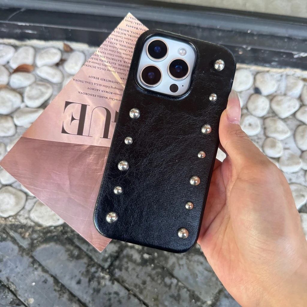 Luxuriöse Leder-Handyhülle mit Metallnieten und runden Perlen für iPhone 17, 16, 15, 14 Pro Max, 13, 17 Pro, iPhone 17, i17 – Stoßfeste Schutzhülle und Zubehör