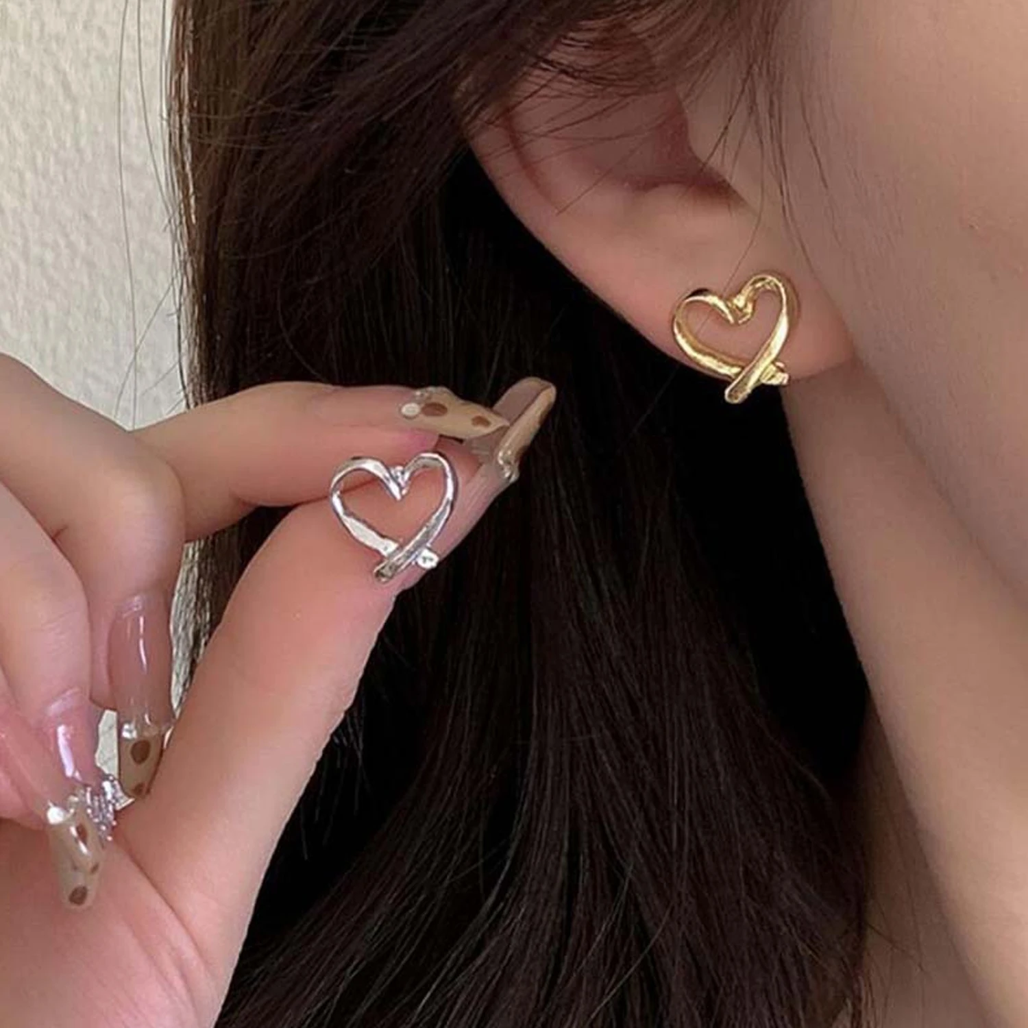 With S925 sterling silver needles, hypoallergenic, friendly to sensitive ears, comfortable for long-time wearing.