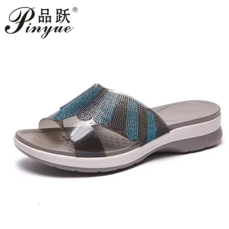 

Женские летние шлепанцы на плоской подошве с пайетками, нескользящие, с мягкой подошвой, модные, для мам, пляжные сандалии, размеры 36-41