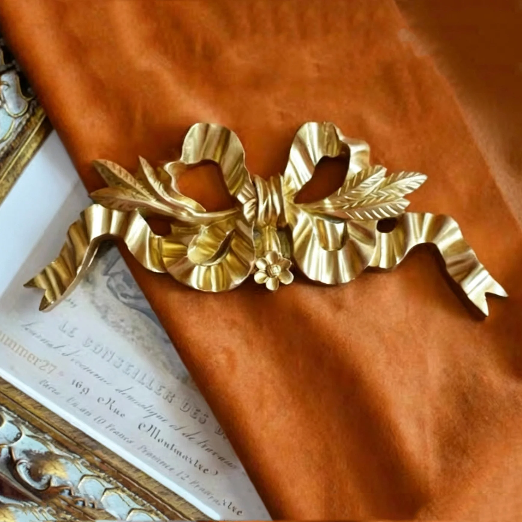Vintage Style Resin Gold Bow Wall Decor European Carved Hanging Ornament for Home Decoration