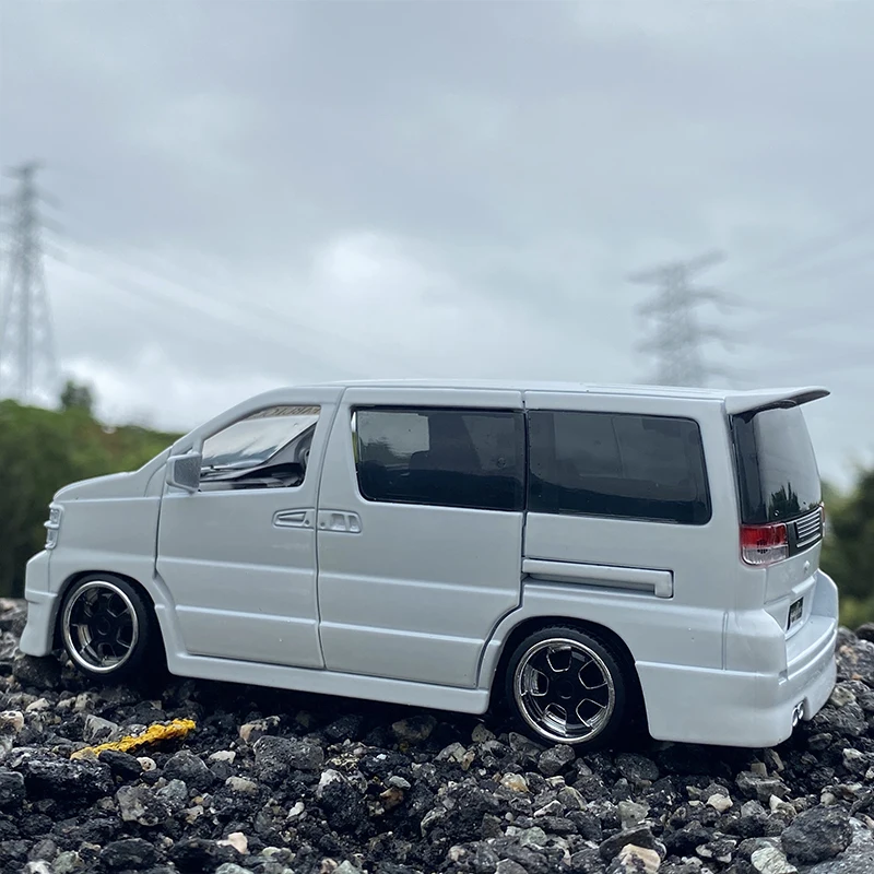 1:32 Nissan Elgrand FABULOUS MPV Alloy Car Model Diecast Metal Toy Car Model Simulation Sound and Light Collection Kids Toy Gift