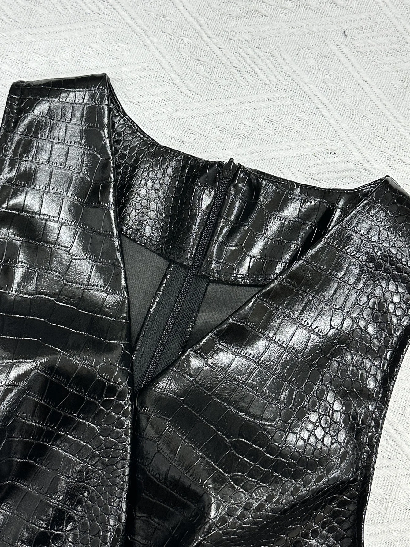 European American Crocodile Pattern Women PU Leather Sleeveless V-neck Vest Dress Hip Short Skirt Streewear Woman Bodycon Dress 4 European American Crocodile Pattern Women PU Leather Sleeveless V-neck Vest Dress Hip Short Skirt Streewear Woman Bodycon Dress 4
