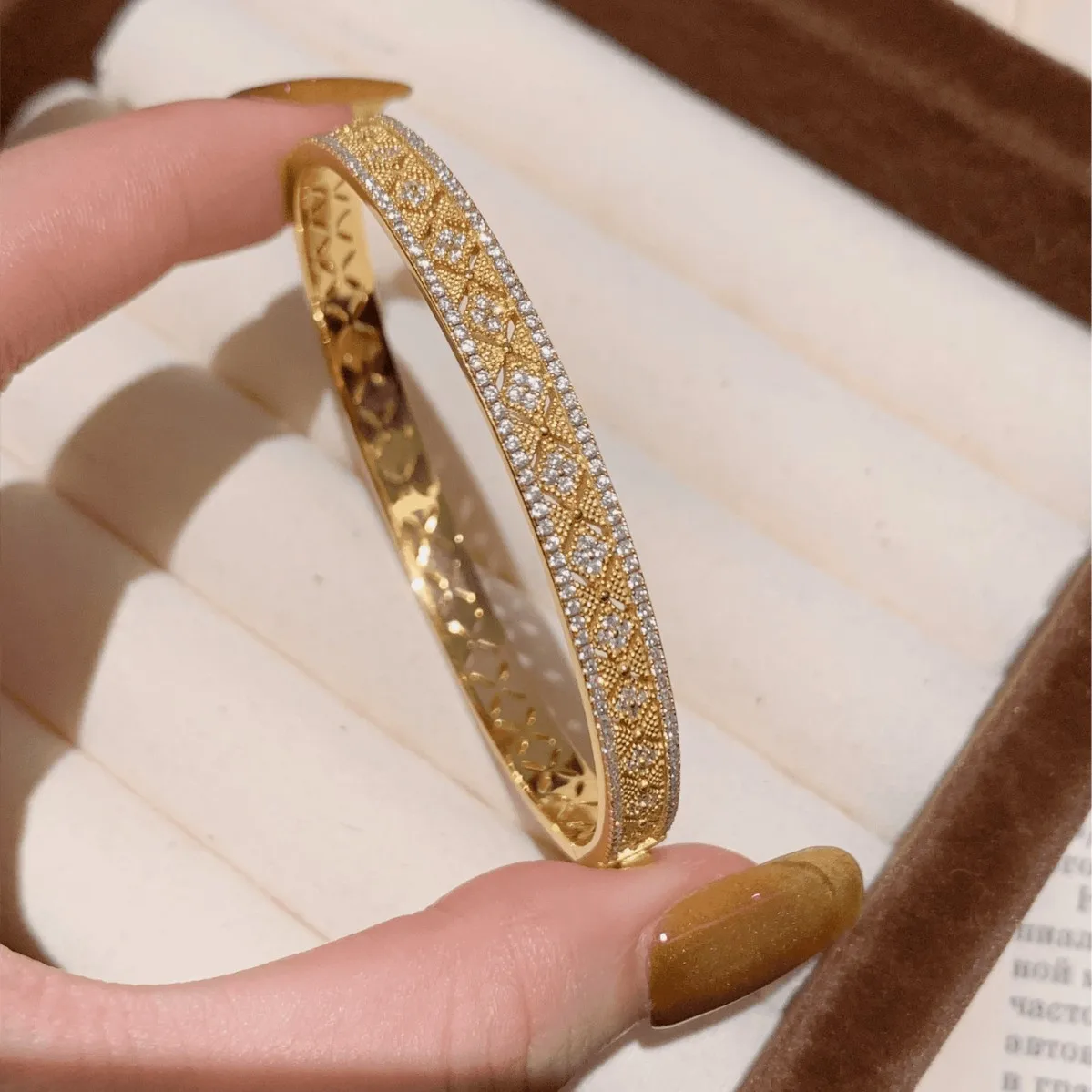 Charm dignified bracelet for women diamond inlay hollow out antique gold craftsmanship light luxury exquisite bangles jewelry