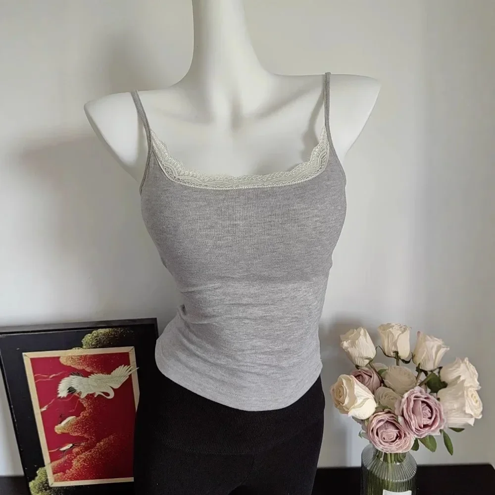 Un reggiseno da ragazza color crema sexy, morbido e confortevole con patchwork di pizzo, coppe per il seno e top allacciati