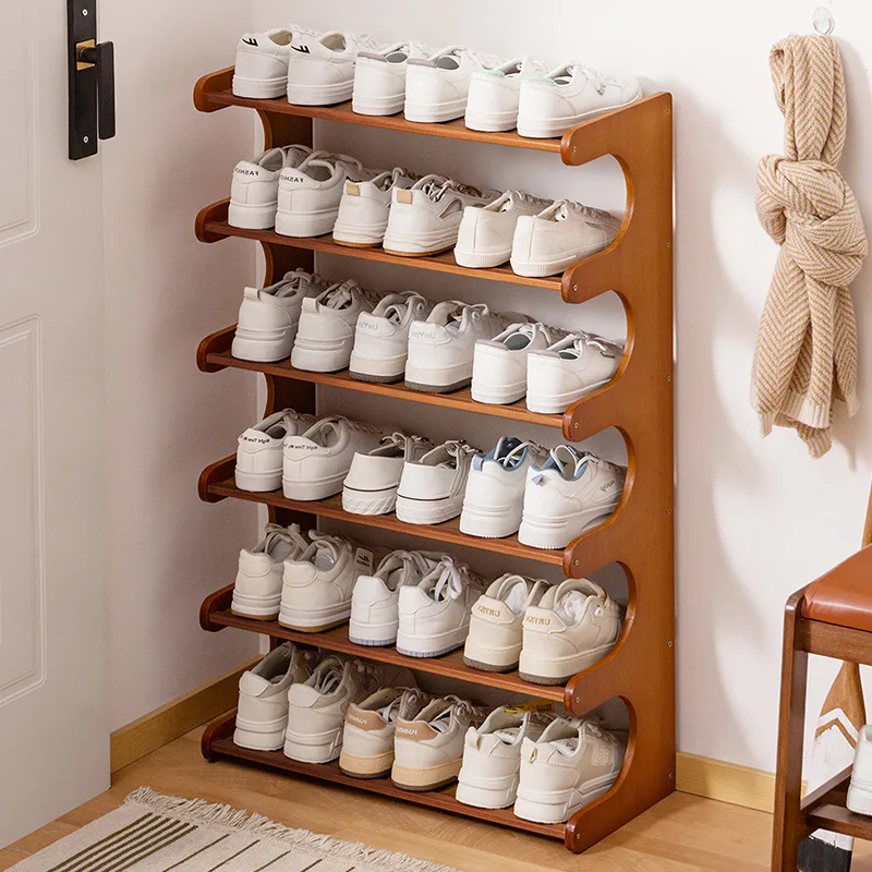 Dormitório de madeira com sapateira simples ocupa uma pequena área e coloque uma entrada multicamadas à prova de poeira na porta da casa