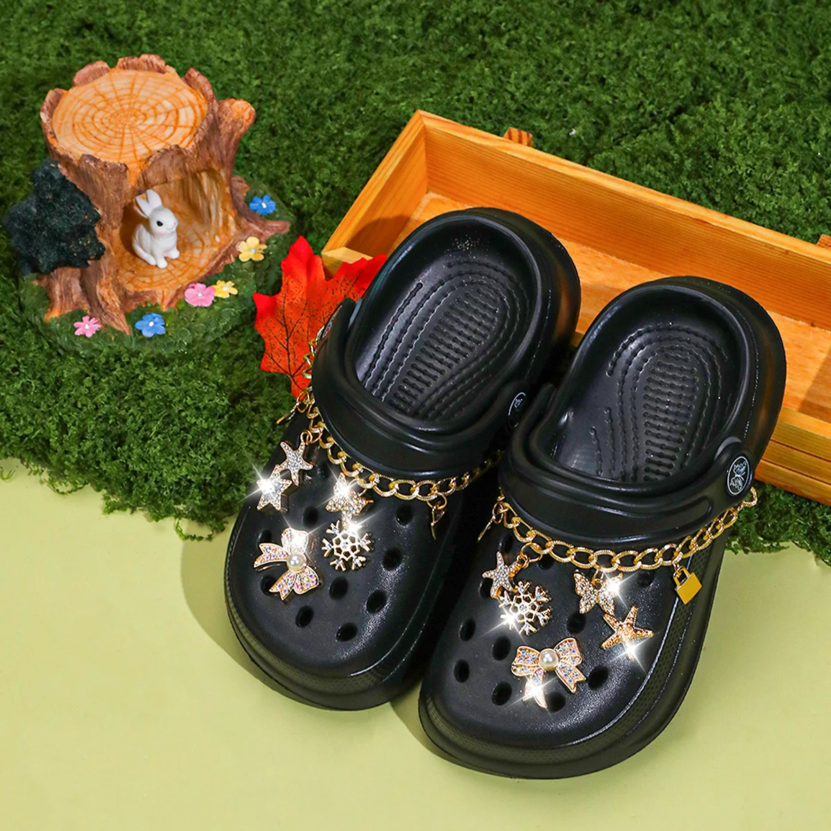 Kinder Slip-On Clogs und Pantoletten - Atmungsaktive, Wasserdichte EVA-Gartenschuhe mit Dekorativer Kette für Strand und Alltag 168 – Detail 3