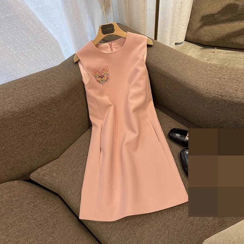 

Autumn Xiaoxiangfeng sleeveless three-dimensional acetic acid embroidered bead sleeveless dress