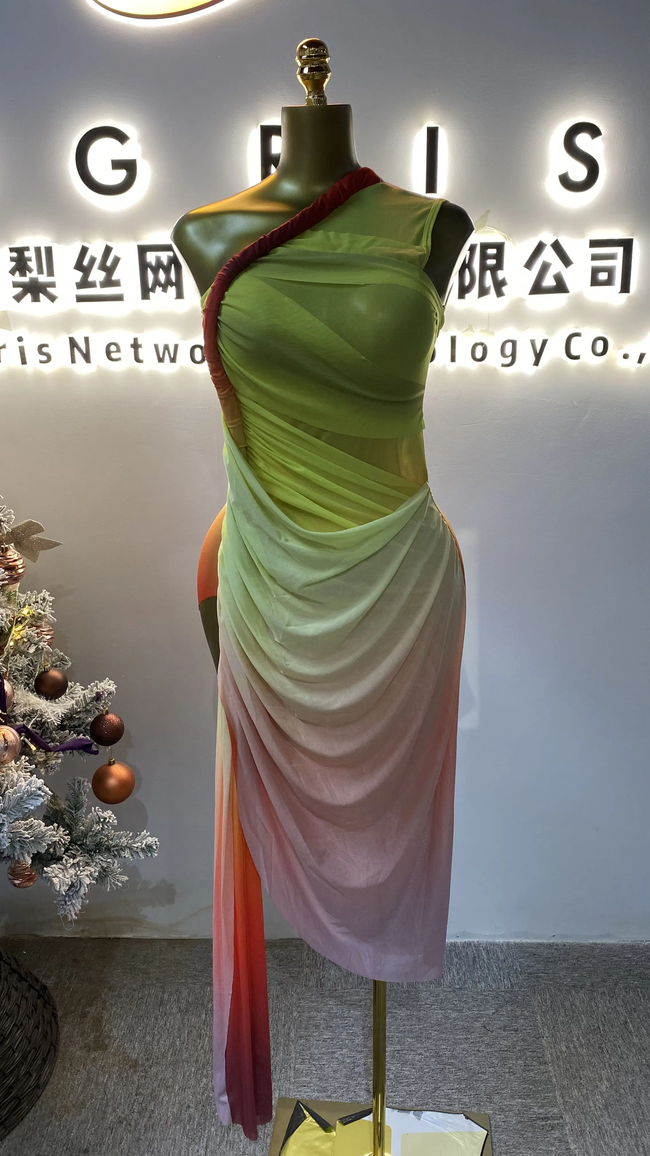 

Wholesale sexy gradient print off-shoulder sleeveless pleated ribbon slit maxi dress for women-GZXX027