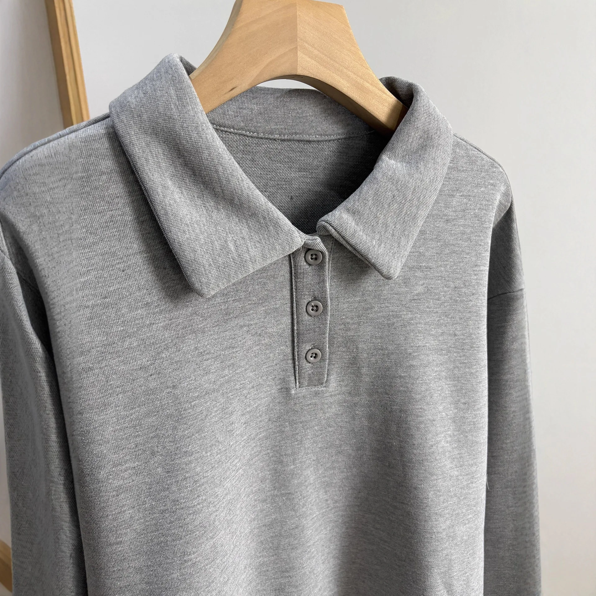 Bluza wkładana przez głowę z kołnierzykiem polo, zapinana na trzy guziki, luźna, wyszczuplająca, bawełniana, w kolorach: czarny, szary, granatowy, idealna na wiosnę i jesień.