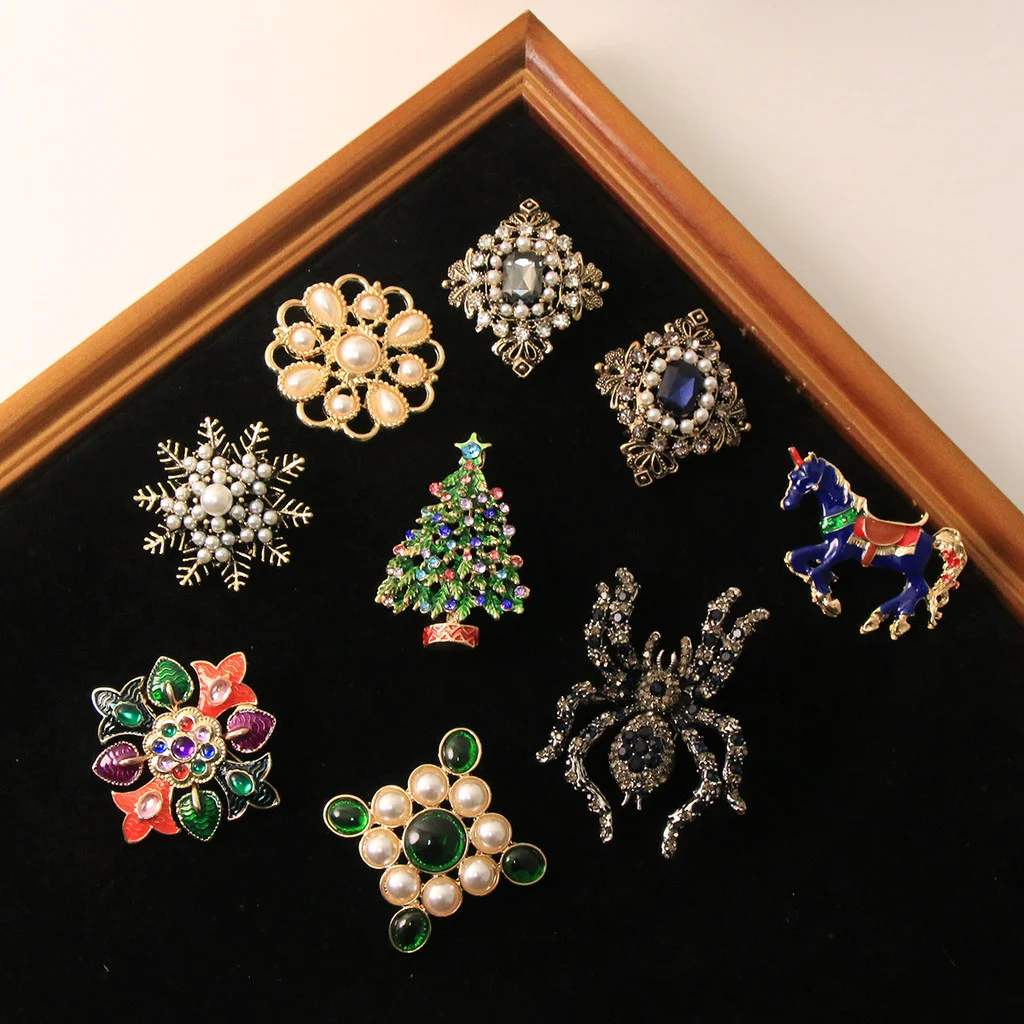 Broches, Pins, Joyería y Accesorios de Diseño Barroco de Lujo con Motivos de Caballo, Araña, Flor, Insecto, Flora y Fauna para Hombre y Mujer