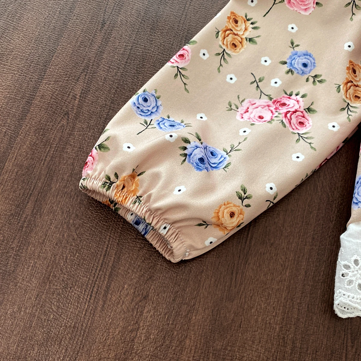 Herbstliche Mädchen-Kleidungssets mit Schleife am Rücken, Spitzenbesatz am Saum, Rückenfreiem Blumenmuster-Oberteil mit Langen Ärmeln und Lässiger Weitbeiniger Hose, 2-teilig – Detail 5