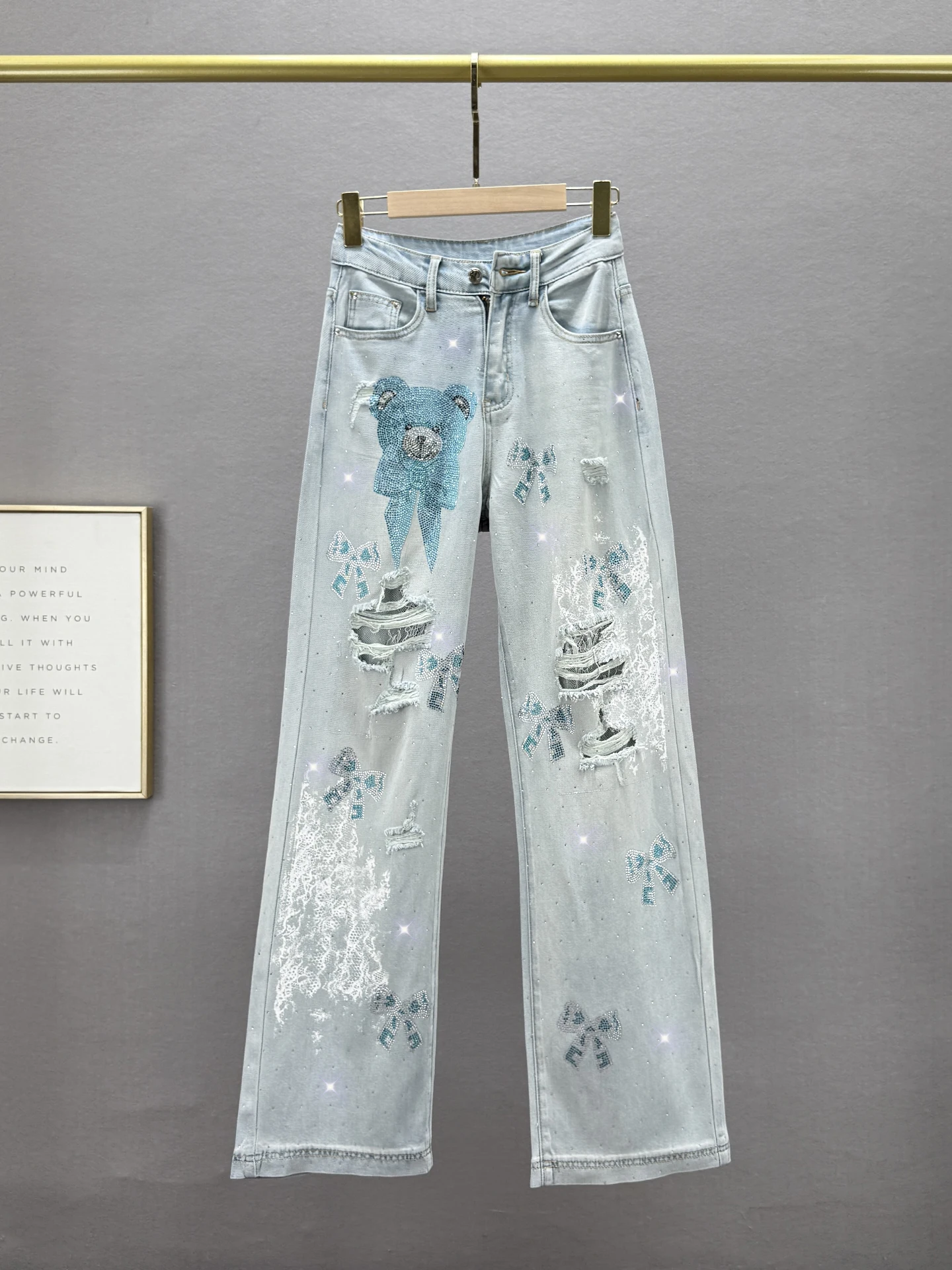 

Джинсы с высокой талией и прямым кроем для женщин: модные, весенне-осенние, новые, свободные, стройнящие, в европейском стиле, с стразами и декоративными элементами.