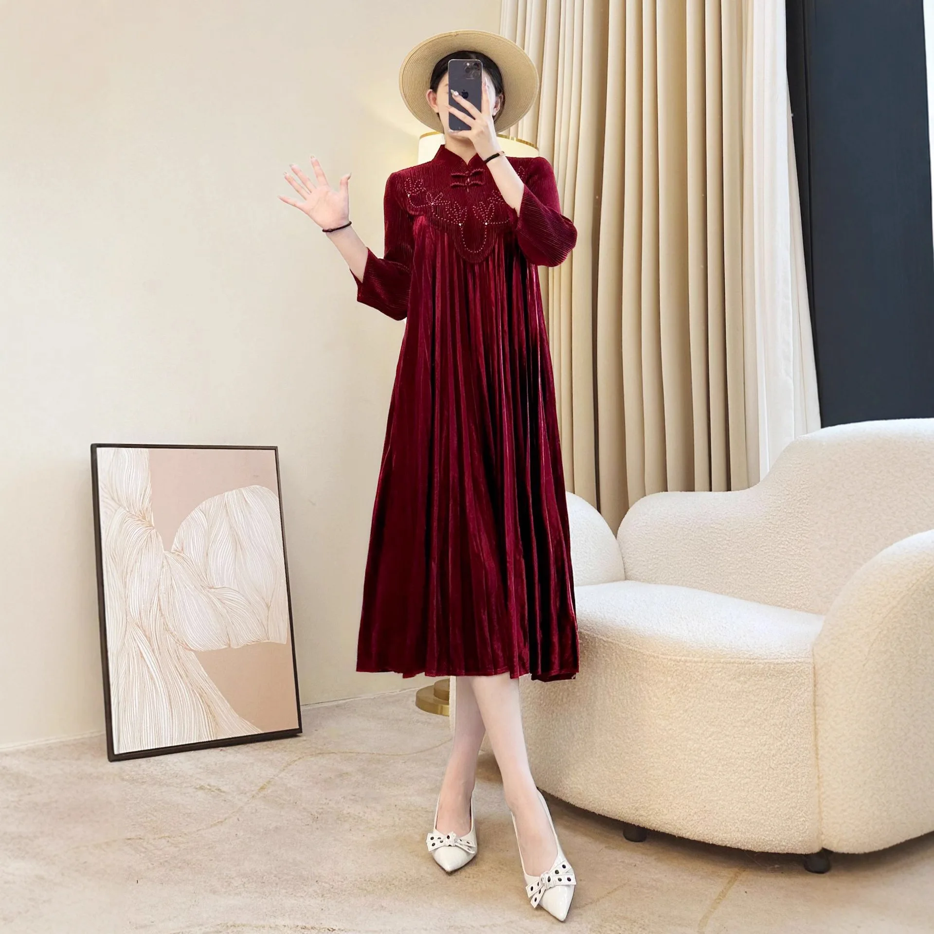 

Miyake Fold 2025 Autumn/Winter Wine Red Dress Elegant Chinese Cheongsam Collar Gold Velvet Diamond Set Noble Dress Pleats
