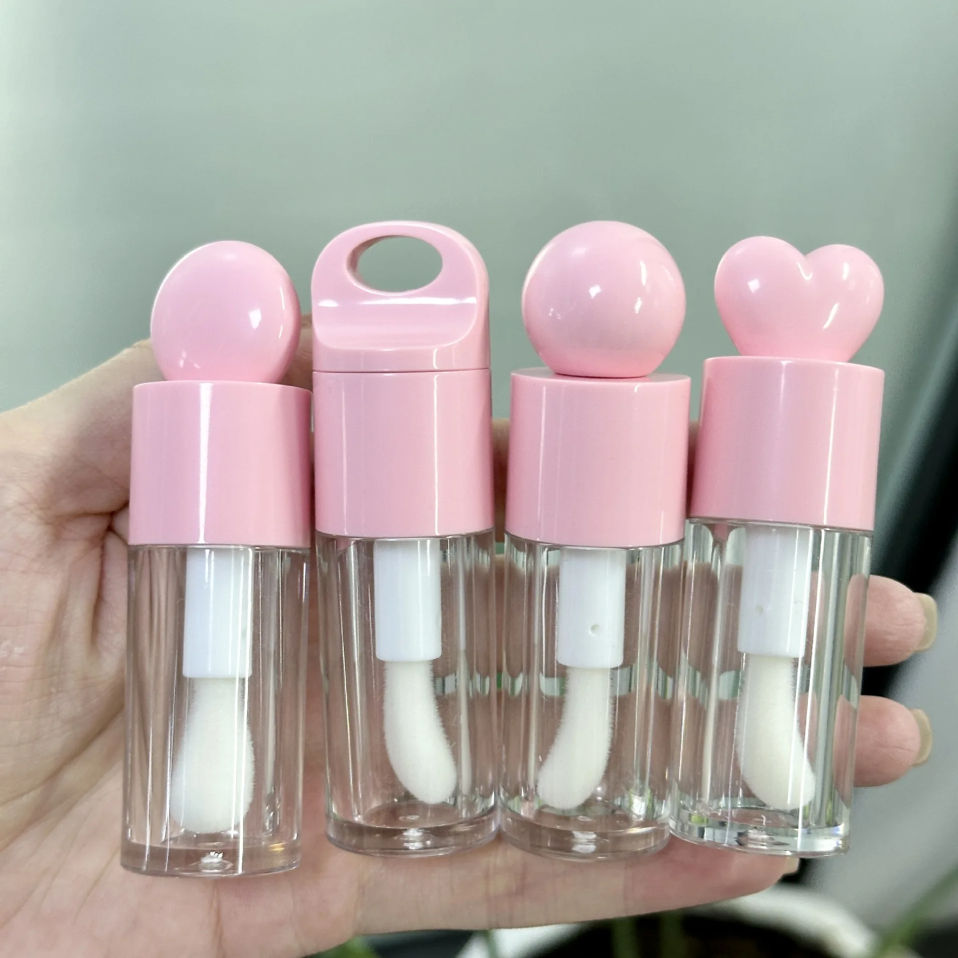

Custom Logo Lipgloss Tubes 4ML Recyclable Round Shape Empty Lip Gloss Containers with Hook Lid Packaging Wholesale