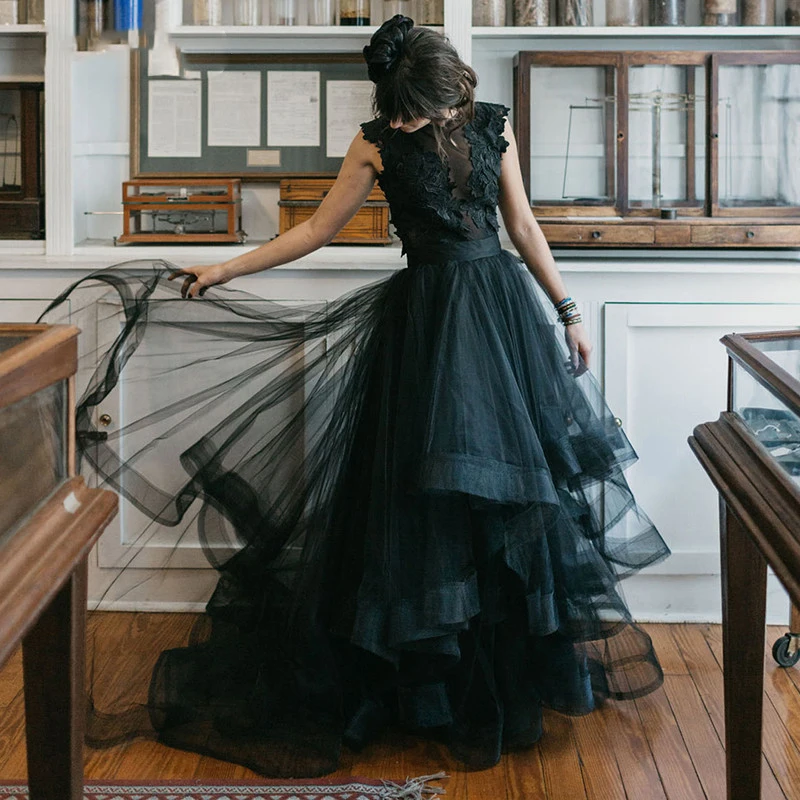 Vestido de casamento preto colher apliques de renda em camadas babados vestidos de noiva ilusão longo tule vestidos de festa de casamento feito sob encomenda