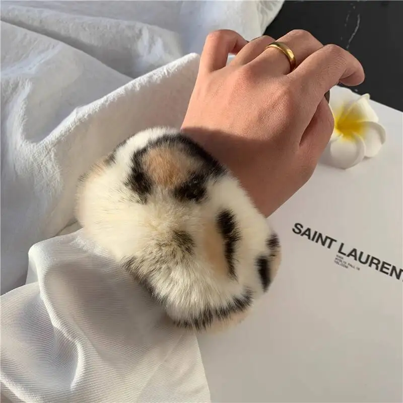 Polsini in vera pelliccia di coniglio Inverno Simpatico anello in peluche Bracciale Scaldabraccia in pelliccia di moda Polsini in pelliccia di coniglio di alta qualità Vendita calda Scaldapolsi
