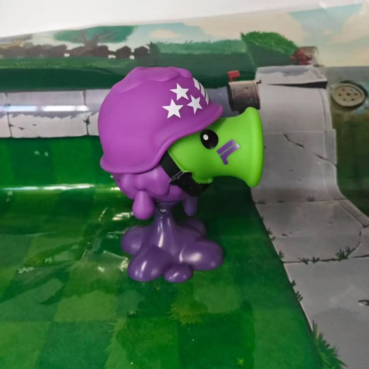 

Purple helmet, pea shooter, new type of plant to fight zombies, shooting game, role-playing model, children's toy, suitable gift