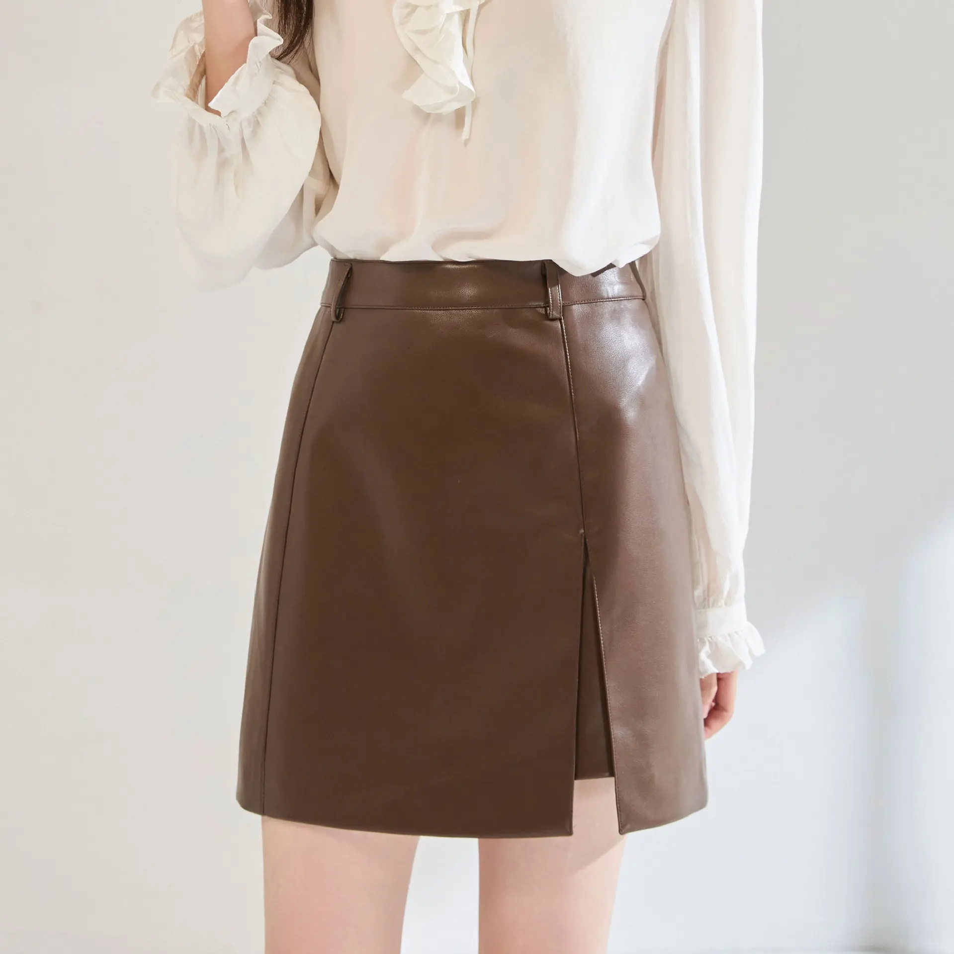 

Женская юбка из искусственной кожи с высокой талией, осень 2023, минималистичная короткая юбка трапециевидной формы с разрезом, мягкая эластичная универсальная шикарная юбка