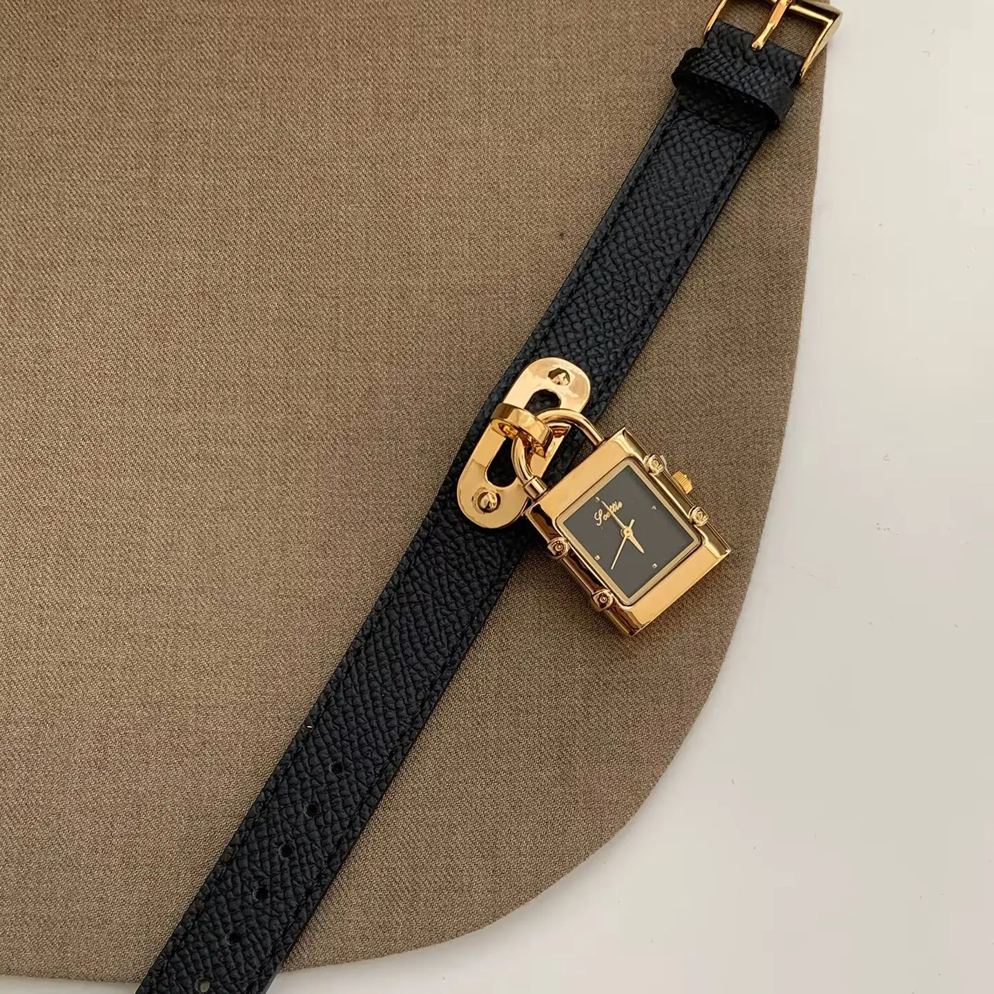 Black Gold Lock Dial Pendant Design Women's Watch Vintage Leather Strap Quartz Wristwatch Luxury Fashion Premium Ladies' Gifts