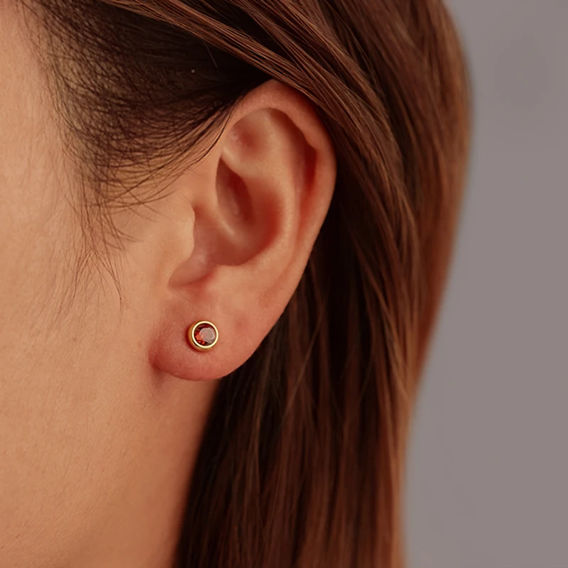 Klassische Edelstahl-Ohrstecker mit Zirkonia, runde Ohrstecker für Damen, Geburtsstein, goldfarben, kleine Huggie-Ohrringe, Alltagsschmuck für Frauen – Detail 1