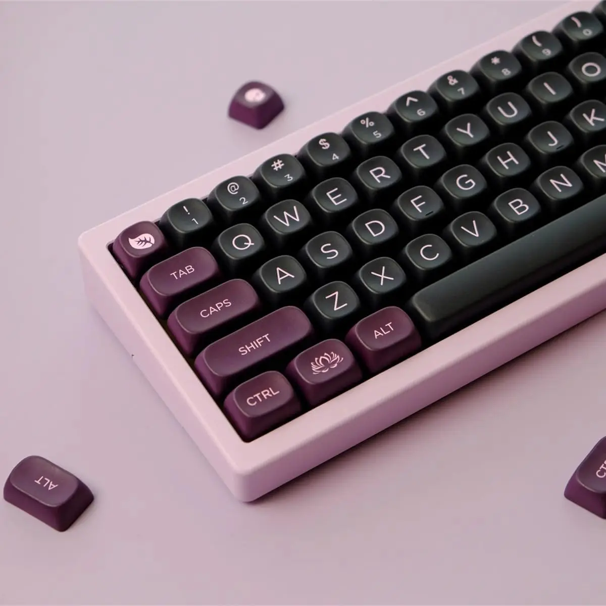 

134 Key PBT Dye-Sublimation Keycaps Cool Black Lotus with Black & Purple Custom Keycap Set for Cherry Gateron MX Swithes