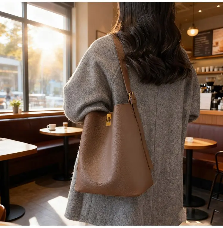 Minimalistische Kamelbraune Kunstleder-Bucket-Bag, genarbte Textur mit Schlossakzent, vielseitige Alltagstasche für Arbeit & Ausflüge – Detail 12