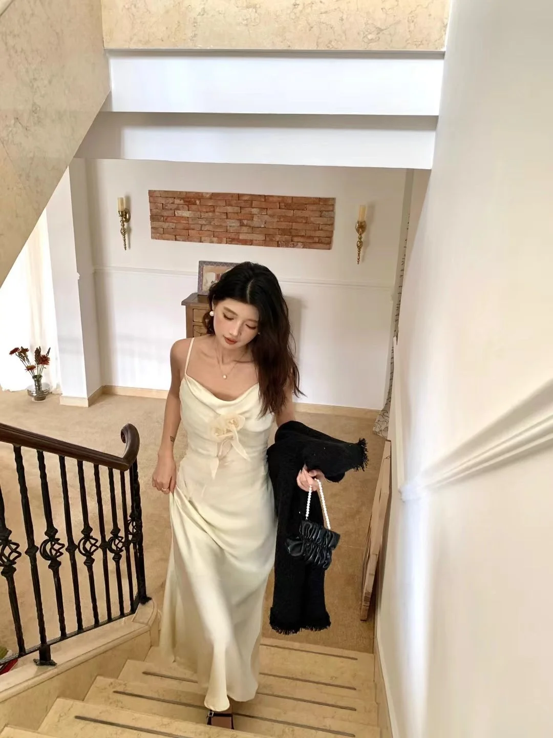 Ele Ladylike Pure Desire Dr مع تصميم زهور ثلاثية الأبعاد وحزام بتصميم فريد من نوعه Dr Women's Faion لخريف 2024