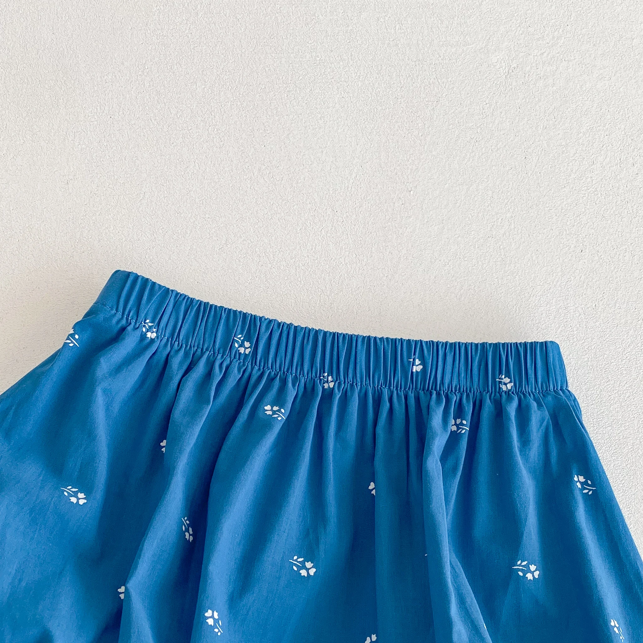 Sommer-Set für Babys mit Blumenstickerei, Rüschenkragen und kurzen Ärmeln, Retro-Set aus Oberteil und Shorts – Detail 6